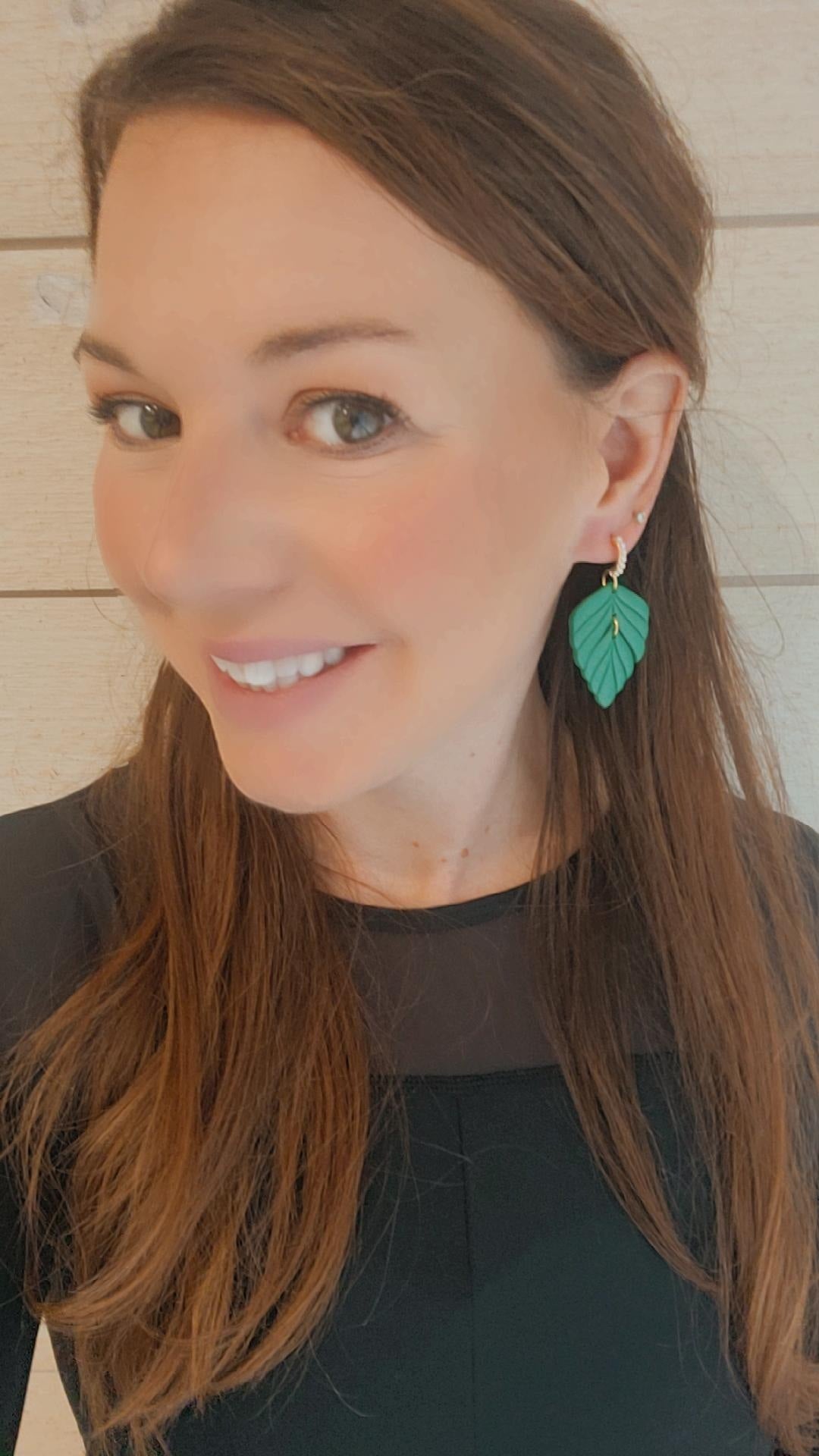 Ryanne in Emerald Green (Curved Pearl Post)